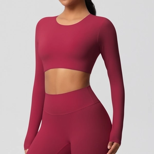 Gros plan du haut de yoga rouge foncé à manches longues avec coussinets et tissu mat