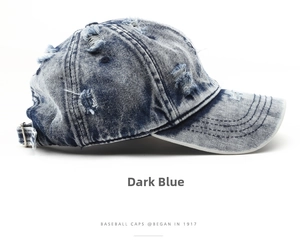Dettaglio del berretto da baseball in denim blu scuro lavato con tesa consumata e fibbia