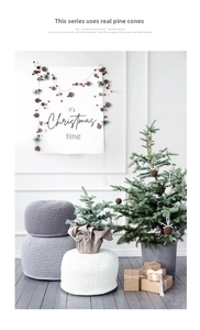 Set decorazioni natalizie con pigne naturali, luci a bacca e albero in stile nordico moderno