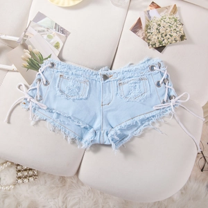 Dettaglio di pantaloncini di jeans azzurri con lacci laterali e bordi sfrangiati usurati