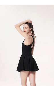 Détail des bretelles croisées dans le dos d'une robe de tennis noire de sport