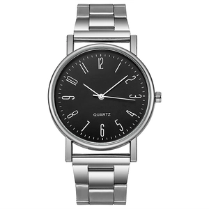 Primer plano de un reloj de cuarzo clásico con correa de metal plateado y esfera negra