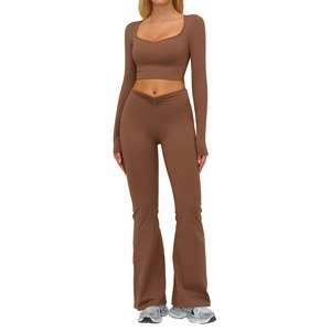 Set yoga marrone da donna con crop top a maniche lunghe e pantaloni a zampa a vita alta