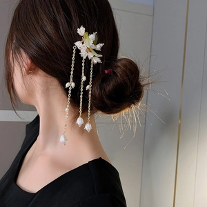 Detailansicht einer Maiglöckchen-Haarnadel mit weißen Blüten und Perlen-Quastenanhänger