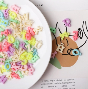 Ciondoli a lettera in acrilico macaron con anelli per la creazione di gioielli fai da te