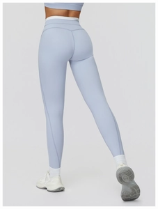 Detail der hellblauen High-Waist-Yogahose mit weißem Besatz und herzförmiger Po-Naht