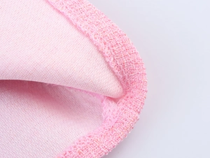 Nahaufnahme von rosa Tweed-Stoff mit gewebter Textur und professioneller Overlock-Naht