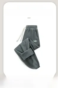 Dettaglio dei pantaloni sportivi in pile grigio scuro con vita elastica e coulisse