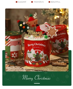 Vista dettagliata della scatola regalo di Natale in latta rossa con decorazioni peluche