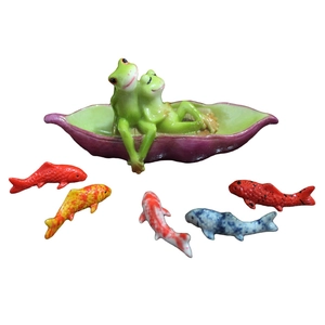 Garden miniature resin frog couple in purple pod boat with five colorful small fish decor