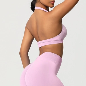 Détail du legging de yoga taille haute et du soutien-gorge de sport dos nu en mauve doux