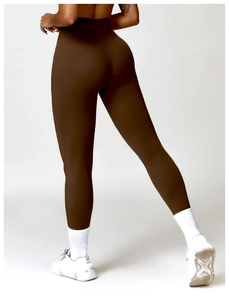 Détail macro du legging de yoga taille haute montrant la coupe en V et l'effet push-up