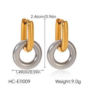 Dettaglio orecchini bicolore in acciaio inossidabile con dimensioni 2,46 cm altezza e 1,49 cm larghezza
