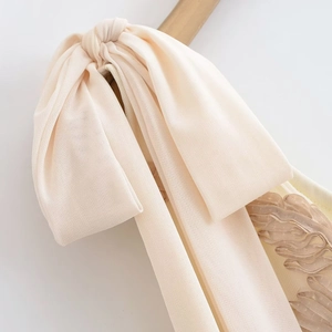 Robe chic une épaule abricot avec détail de nœud en jacquard et bretelle à volants soyeux