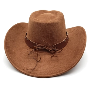Vue détaillée du chapeau de cowboy en daim marron avec bandeau clouté et larges bords