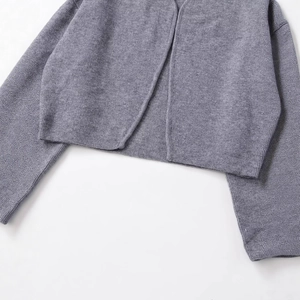 Gilet en maille côtelée grise pour femme avec coupe courte et col en V profond