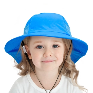 Detailsicht des hellblauen Kinder Sonnenhutes mit verstellbarem Kinnband und breiter Krempe
