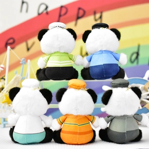 Achteraanzicht van schattige panda pluche sleutelhangers in diverse beroepsuniformen.