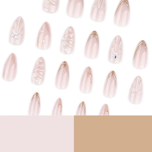 Faux ongles amande French avec gouttes d'eau 3D, perles et design en fil doré
