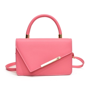 Rosa minimalistische Umhängetasche mit Griff und goldenem Metalldetail auf der Klappe
