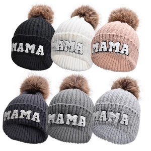 Berretti in maglia MAMA con pompon in ecopelliccia in vari colori per l'inverno outdoor