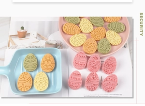 Primo piano di biscotti 3D a forma di uova di Pasqua colorati realizzati con stampi a pressione