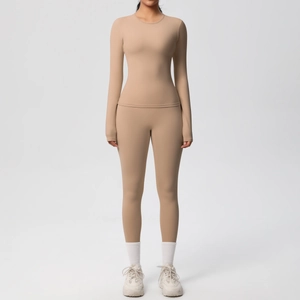 Dettaglio del set yoga a vita alta delicato sulla pelle con top a maniche lunghe
