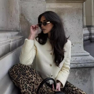 Elegante giacca in tweed beige con scollo rotondo e bottoni dorati in stile francese