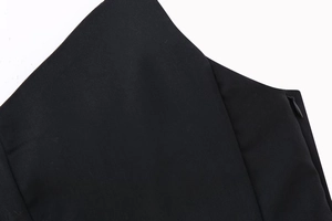 Dettaglio in primo piano del tessuto twill nero con cerniera a scomparsa invisibile