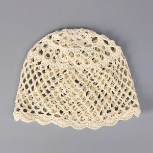 Détail du motif au crochet et bord festonné sur un chapeau en mélange de tencel et papier
