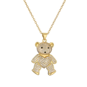 Collier ours doré avec pavé de zircons brillants et chaîne à maillons fins sur fond blanc