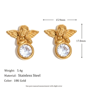 Boucles d'oreilles ange en acier inoxydable plaqué or 18 carats avec zircons sur fond blanc