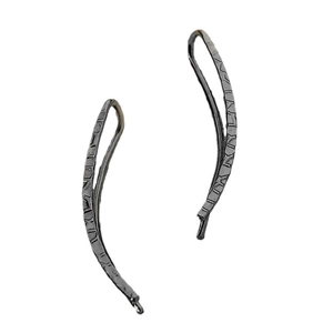 Elegant minimalist black metal crawler earrings with geometric texture for women