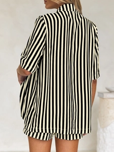 Ensemble chemise et short à rayures noires et blanches pour femme vue de l'arrière