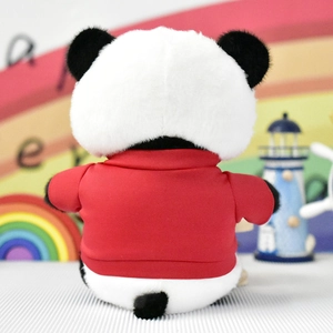 Vista posteriore di un simpatico peluche a forma di panda con felpa rossa vivace e morbida