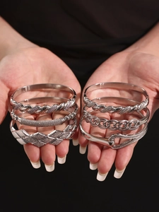 Dettaglio di un set di bracciali placcati in argento 18k con zirconi 5A e maglie traforate