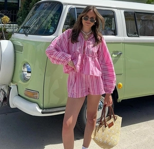 Détail d'un ensemble deux pièces à rayures roses avec chemise à manches lanternes et short