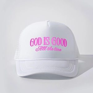 Dettaglio del ricamo rosa 'GOD IS GOOD' su un cappellino trucker bianco con rete posteriore