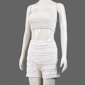 Vue détaillée d'un ensemble deux pièces blanc avec volants et haut court bustier