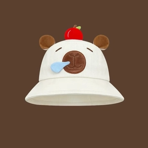Detail von weißem Kinder-Anglerhut mit Capybara-Stickerei und 3D-Apfel-Applikation