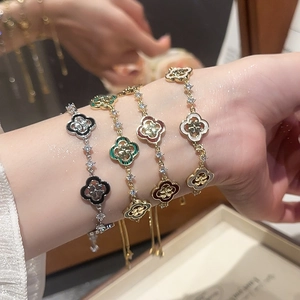 Détail de bracelets trèfle à quatre feuilles multicolores avec chaîne réglable