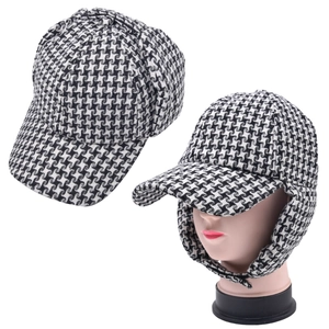 Dettaglio del cappello da baseball pied-de-poule con paraorecchie in misto lana caldo