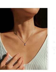 Détail du collier pendentif cœur en argent sterling S925 porté avec éclairage élégant