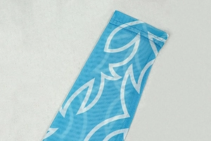 Vue détaillée du tissu en maille respirante avec motifs abstraits bleus et blancs