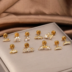 Set de 10 pendientes dorados de cartílago con luna, flores y circonitas en acero inox