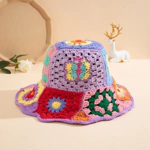 Detailaufnahme des handgehäkelten Fischerhutes mit bunten floralen Patchwork-Mustern