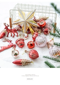 Varietà di decorazioni natalizie rosse e champagne su uno sfondo decorativo innevato