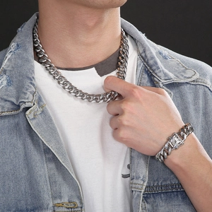 Ensemble collier et bracelet gourmette pour homme en acier argenté porté par un mannequin