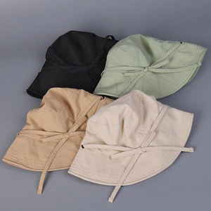 Détail de chapeaux de soleil en nylon à séchage rapide en noir, vert, kaki et beige uni