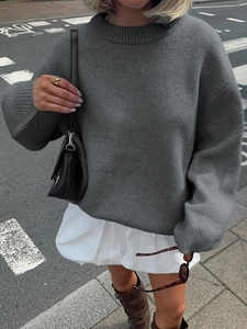 Eleganter grauer Oversize-Strickpullover mit Rollkragen und langen Ärmeln für den Winter